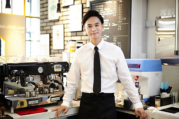 포토 JPG 남자 커피 실내 한명 성인 30대 카페 한국인 커피잔 커피메이커 바리스타 남자만 남자한명만 성인남자만 국내포토 직업 1 음료 잔 사람 동양인 내부 장년 상점 커피용품 성인만 파일형식