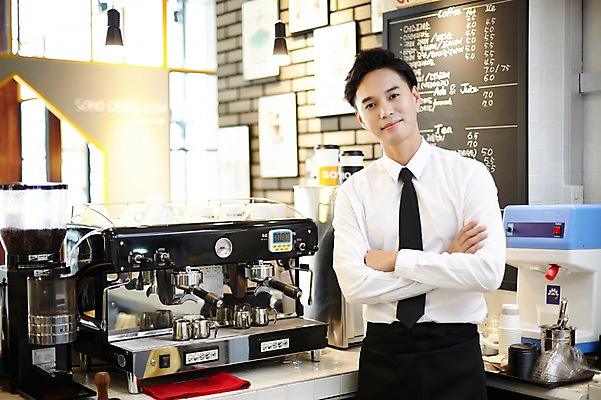 포토 JPG 남자 커피 실내 한명 성인 30대 팔짱 카페 한국인 커피잔 커피메이커 바리스타 남자만 남자한명만 성인남자만 국내포토 직업 1 음료 모션 잔 사람 동양인 내부 장년 상점 커피용품 성인만 파일형식