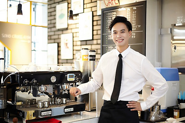 포토 JPG 남자 커피 실내 한명 성인 30대 카페 한국인 커피잔 커피메이커 바리스타 남자만 남자한명만 성인남자만 국내포토 직업 1 음료 잔 사람 동양인 내부 장년 상점 커피용품 성인만 파일형식