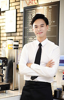 포토 JPG 남자 커피 실내 한명 성인 30대 팔짱 카페 한국인 커피잔 바리스타 남자만 남자한명만 성인남자만 국내포토 직업 1 음료 모션 잔 사람 동양인 내부 장년 상점 성인만 파일형식