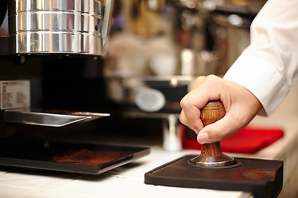 포토 JPG 남자 커피 실내 한명 성인 신체부위 30대 카페 한국인 누름 커피메이커 바리스타 팔 커피가루 남자만 남자한명만 성인남자만 국내포토 직업 1 음료 모션 사람 동양인 내부 장년 상점 가루 커피용품 성인만 파일형식