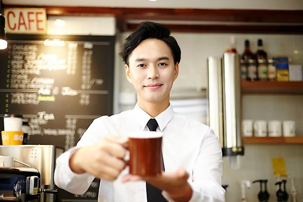 포토 JPG 남자 커피 실내 한명 성인 아웃포커스 30대 카페 한국인 머그컵 커피잔 바리스타 남자만 남자한명만 성인남자만 국내포토 직업 1 음료 잔 촬영기법 사람 동양인 내부 컵 장년 상점 성인만 파일형식