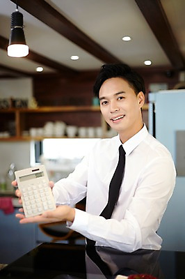 포토 JPG 남자 실내 한명 성인 30대 카페 한국인 계산기 바리스타 남자만 남자한명만 성인남자만 국내포토 직업 1 문구용품 사람 동양인 내부 장년 상점 장비 성인만 파일형식