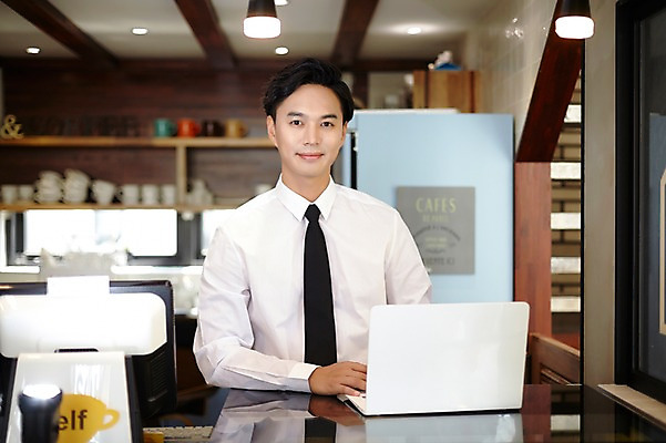 포토 JPG 남자 실내 한명 성인 30대 노트북 카페 한국인 바리스타 남자만 남자한명만 성인남자만 국내포토 직업 1 사람 동양인 내부 장년 전자제품 상점 성인만 파일형식