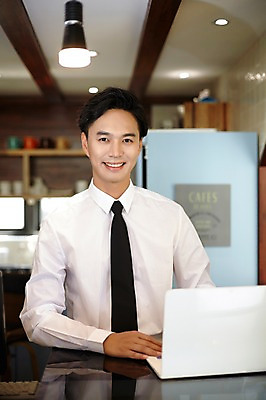 포토 JPG 남자 실내 한명 성인 30대 노트북 카페 한국인 바리스타 남자만 남자한명만 성인남자만 국내포토 직업 1 사람 동양인 내부 장년 전자제품 상점 성인만 파일형식