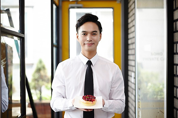 포토 JPG 남자 실내 한명 성인 30대 케이크 카페 한국인 바리스타 남자만 남자한명만 성인남자만 국내포토 직업 1 디저트 사람 동양인 내부 장년 상점 성인만 파일형식