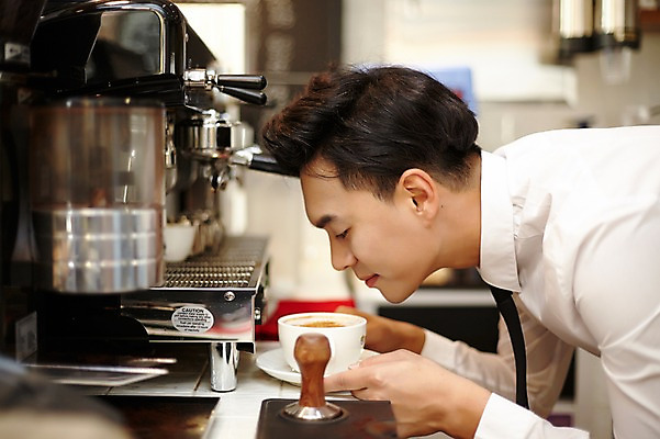 포토 JPG 남자 커피 실내 한명 성인 30대 카페 한국인 커피잔 향기 바리스타 남자만 남자한명만 성인남자만 국내포토 직업 1 음료 잔 사람 동양인 내부 장년 상점 냄새 성인만 파일형식