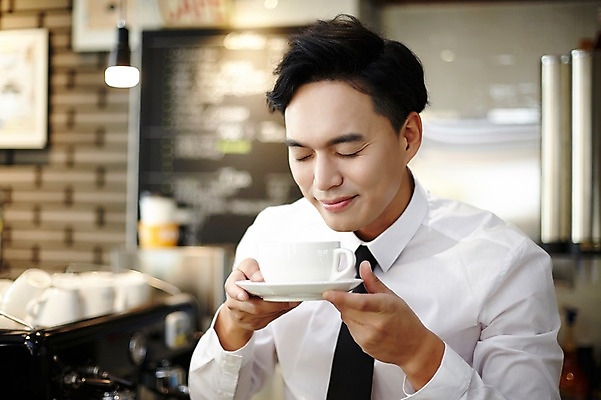 포토 JPG 남자 커피 실내 한명 성인 30대 카페 한국인 커피잔 향기 바리스타 남자만 남자한명만 성인남자만 국내포토 직업 1 음료 잔 사람 동양인 내부 장년 상점 냄새 성인만 파일형식