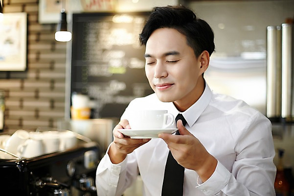 포토 JPG 남자 커피 실내 한명 성인 30대 카페 한국인 커피잔 향기 바리스타 남자만 남자한명만 성인남자만 국내포토 직업 1 음료 잔 사람 동양인 내부 장년 상점 냄새 성인만 파일형식