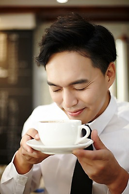 포토 JPG 남자 커피 실내 한명 성인 30대 카페 한국인 커피잔 향기 바리스타 남자만 남자한명만 성인남자만 국내포토 직업 1 음료 잔 사람 동양인 내부 장년 상점 냄새 성인만 파일형식