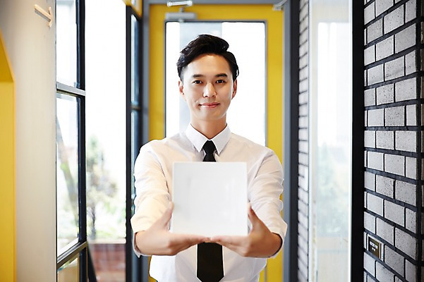 포토 JPG 접시 남자 실내 한명 성인 30대 카페 한국인 바리스타 남자만 남자한명만 성인남자만 국내포토 직업 1 식기 사람 동양인 내부 장년 상점 성인만 파일형식