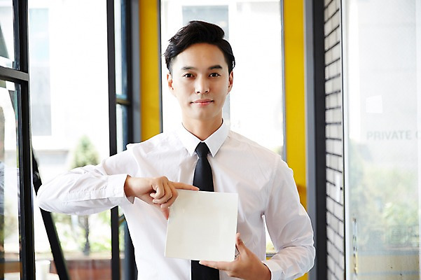 포토 JPG 접시 남자 실내 한명 성인 30대 카페 한국인 바리스타 남자만 남자한명만 성인남자만 국내포토 직업 1 식기 사람 동양인 내부 장년 상점 성인만 파일형식