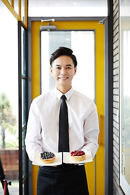 포토 JPG 남자 실내 한명 성인 30대 케이크 카페 한국인 바리스타 남자만 남자한명만 성인남자만 국내포토 직업 1 디저트 사람 동양인 내부 장년 상점 성인만 파일형식