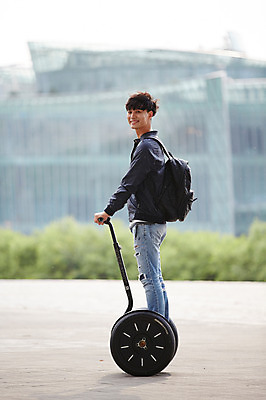 포토 JPG 주간 전신 남자 서울 한명 성인 야외 옆모습 30대 산책 한국인 한강 백팩 반포대교 한강공원 남자만 남자한명만 성인남자만 스마트모빌리티 전동휠 모빌리티 국내포토 자연요소 1 공원 육상교통 교통수단 뷰포인트 가방 휴식 한국 사람 동양인 장년 다리_건축물 랜드마크 성인만 파일형식