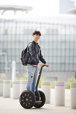 포토 JPG 주간 전신 남자 서울 한명 성인 야외 30대 산책 한국인 한강 백팩 반포대교 한강공원 남자만 남자한명만 성인남자만 스마트모빌리티 전동휠 모빌리티 국내포토 자연요소 1 공원 육상교통 교통수단 가방 휴식 한국 사람 동양인 장년 다리_건축물 랜드마크 성인만 파일형식