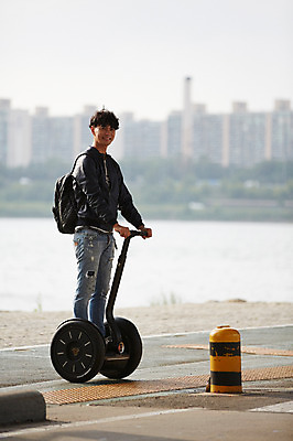 포토 JPG 주간 전신 남자 서울 한명 성인 야외 30대 산책 한국인 한강 백팩 반포대교 한강공원 남자만 남자한명만 성인남자만 스마트모빌리티 전동휠 모빌리티 국내포토 자연요소 1 공원 육상교통 교통수단 가방 휴식 한국 사람 동양인 장년 다리_건축물 랜드마크 성인만 파일형식
