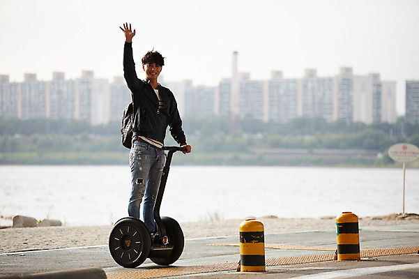포토 JPG 주간 전신 남자 서울 한명 성인 야외 30대 손들기 한국인 한강 백팩 반포대교 한강공원 남자만 남자한명만 성인남자만 스마트모빌리티 전동휠 모빌리티 국내포토 자연요소 1 공원 육상교통 교통수단 가방 모션 한국 사람 동양인 장년 다리_건축물 랜드마크 성인만 파일형식