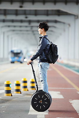 포토 JPG 주간 전신 남자 서울 한명 성인 야외 옆모습 30대 한국인 횡단보도 한강 백팩 반포대교 한강공원 남자만 남자한명만 성인남자만 스마트모빌리티 전동휠 모빌리티 국내포토 자연요소 1 공원 육상교통 교통수단 뷰포인트 가방 한국 사람 동양인 장년 다리_건축물 보행로 랜드마크 성인만 파일형식