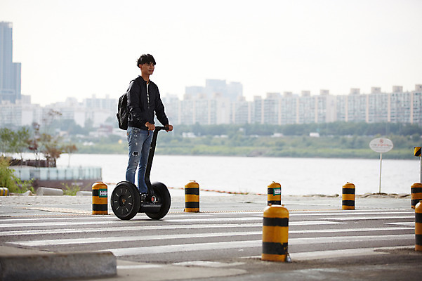 포토 JPG 주간 전신 남자 서울 한명 성인 야외 30대 한국인 횡단보도 한강 백팩 반포대교 한강공원 남자만 남자한명만 성인남자만 스마트모빌리티 전동휠 모빌리티 국내포토 자연요소 1 공원 육상교통 교통수단 가방 한국 사람 동양인 장년 다리_건축물 보행로 랜드마크 성인만 파일형식
