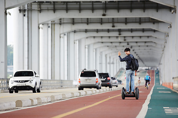 포토 JPG 주간 전신 남자 도로 자동차 서울 한명 성인 야외 뒷모습 30대 한국인 한강 백팩 반포대교 한강공원 남자만 남자한명만 성인남자만 스마트모빌리티 전동휠 모빌리티 국내포토 자연요소 1 공원 길 육상교통 교통수단 뷰포인트 가방 교통시설 한국 사람 동양인 장년 다리_건축물 랜드마크 성인만 파일형식