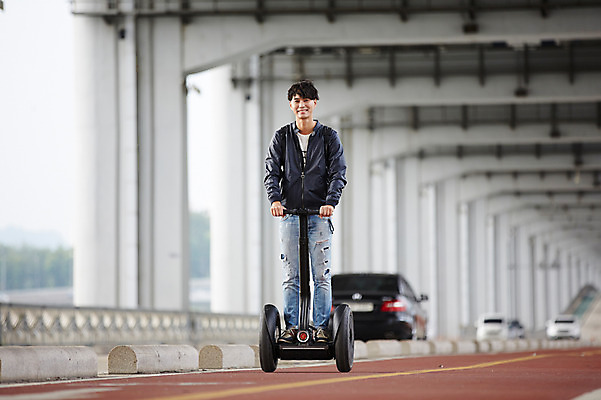 포토 JPG 주간 전신 남자 도로 자동차 서울 한명 성인 야외 앞모습 30대 한국인 한강 백팩 반포대교 한강공원 남자만 남자한명만 성인남자만 스마트모빌리티 전동휠 모빌리티 국내포토 자연요소 1 공원 길 육상교통 교통수단 뷰포인트 가방 교통시설 한국 사람 동양인 장년 다리_건축물 랜드마크 성인만 파일형식
