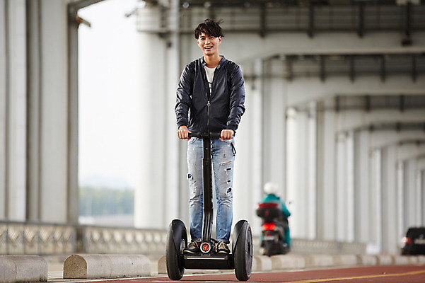 포토 JPG 주간 전신 남자 도로 자동차 서울 한명 성인 야외 앞모습 30대 산책 한국인 한강 백팩 반포대교 한강공원 남자만 남자한명만 성인남자만 스마트모빌리티 전동휠 모빌리티 국내포토 자연요소 1 공원 길 육상교통 교통수단 뷰포인트 가방 교통시설 휴식 한국 사람 동양인 장년 다리_건축물 랜드마크 성인만 파일형식