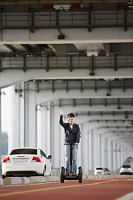 포토 JPG 주간 전신 남자 도로 자동차 서울 한명 성인 야외 앞모습 30대 손들기 산책 한국인 한강 백팩 반포대교 한강공원 남자만 남자한명만 성인남자만 스마트모빌리티 전동휠 모빌리티 국내포토 자연요소 1 공원 길 육상교통 교통수단 뷰포인트 가방 교통시설 모션 휴식 한국 사람 동양인 장년 다리_건축물 랜드마크 성인만 파일형식