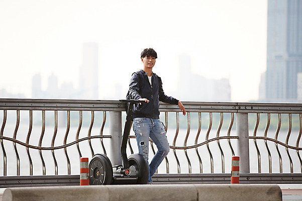 포토 JPG 주간 전신 남자 난간 서울 한명 성인 야외 30대 산책 한국인 한강 반포대교 한강공원 남자만 남자한명만 성인남자만 스마트모빌리티 전동휠 모빌리티 국내포토 자연요소 1 공원 육상교통 교통수단 휴식 한국 사람 동양인 장년 다리_건축물 랜드마크 성인만 파일형식