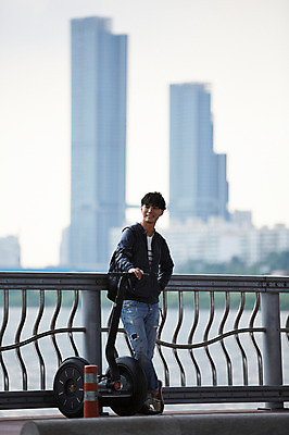 포토 JPG 주간 전신 남자 난간 서울 한명 성인 야외 30대 산책 한국인 한강 반포대교 한강공원 남자만 남자한명만 성인남자만 스마트모빌리티 전동휠 모빌리티 국내포토 자연요소 1 공원 육상교통 교통수단 휴식 한국 사람 동양인 장년 다리_건축물 랜드마크 성인만 파일형식