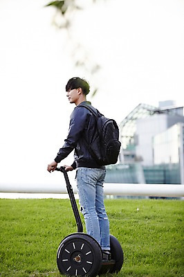 포토 JPG 주간 전신 공원 남자 서울 한명 성인 야외 옆모습 30대 산책 한국인 백팩 반포대교 한강공원 남자만 남자한명만 성인남자만 스마트모빌리티 전동휠 모빌리티 국내포토 자연요소 1 공공시설 육상교통 교통수단 뷰포인트 가방 휴식 한국 사람 동양인 장년 다리_건축물 한강 성인만 파일형식