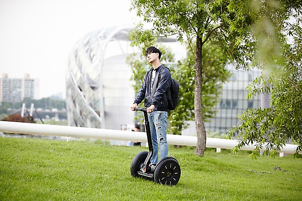 포토 JPG 주간 전신 나무 공원 남자 서울 한명 잔디 성인 야외 옆모습 30대 산책 한국인 백팩 반포대교 한강공원 남자만 남자한명만 성인남자만 스마트모빌리티 전동휠 모빌리티 국내포토 자연요소 식물 1 공공시설 육상교통 교통수단 뷰포인트 가방 휴식 한국 사람 동양인 장년 다리_건축물 한강 성인만 파일형식