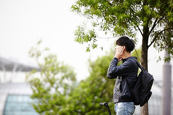 포토 JPG 주간 나무 공원 남자 이어폰 서울 한명 잔디 성인 야외 옆모습 30대 산책 음악감상 한국인 백팩 반포대교 한강공원 남자만 남자한명만 성인남자만 스마트모빌리티 전동휠 모빌리티 국내포토 자연요소 식물 1 공공시설 육상교통 교통수단 뷰포인트 음향기기 가방 휴식 한국 사람 동양인 장년 감상 다리_건축물 한강 성인만 파일형식