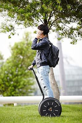 포토 JPG 주간 전신 나무 공원 남자 이어폰 서울 한명 잔디 성인 야외 옆모습 30대 산책 음악감상 한국인 백팩 반포대교 한강공원 남자만 남자한명만 성인남자만 스마트모빌리티 전동휠 모빌리티 국내포토 자연요소 식물 1 공공시설 육상교통 교통수단 뷰포인트 음향기기 가방 휴식 한국 사람 동양인 장년 감상 다리_건축물 한강 성인만 파일형식