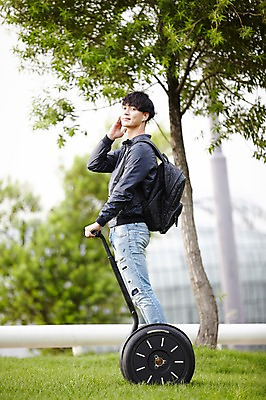 포토 JPG 주간 전신 나무 공원 남자 이어폰 서울 한명 잔디 성인 야외 옆모습 30대 산책 음악감상 한국인 백팩 반포대교 한강공원 남자만 남자한명만 성인남자만 스마트모빌리티 전동휠 모빌리티 국내포토 자연요소 식물 1 공공시설 육상교통 교통수단 뷰포인트 음향기기 가방 휴식 한국 사람 동양인 장년 감상 다리_건축물 한강 성인만 파일형식