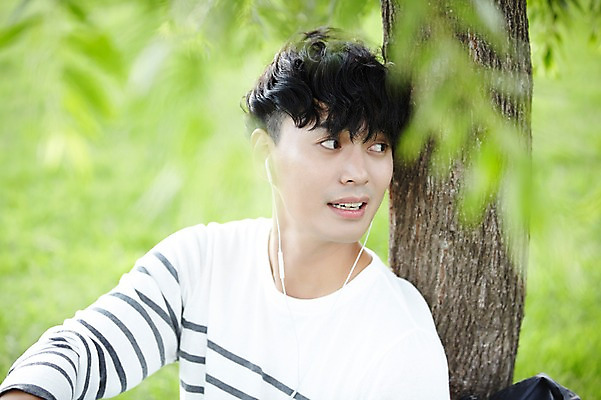 포토 JPG 주간 나무 공원 남자 이어폰 휴식 서울 한명 잔디 성인 야외 30대 음악감상 한국인 반포대교 한강공원 남자만 남자한명만 성인남자만 국내포토 자연요소 식물 1 공공시설 음향기기 컨셉 한국 사람 동양인 장년 감상 다리_건축물 한강 성인만 파일형식