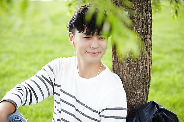 포토 JPG 주간 나무 공원 남자 이어폰 휴식 서울 한명 잔디 성인 야외 30대 음악감상 한국인 반포대교 한강공원 남자만 남자한명만 성인남자만 국내포토 자연요소 식물 1 공공시설 음향기기 컨셉 한국 사람 동양인 장년 감상 다리_건축물 한강 성인만 파일형식