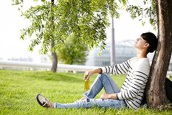 포토 JPG 주간 전신 나무 공원 남자 휴식 서울 한명 잔디 성인 야외 옆모습 30대 눈감음 한국인 반포대교 음료수병 한강공원 남자만 남자한명만 성인남자만 국내포토 자연요소 식물 1 공공시설 뷰포인트 컨셉 모션 한국 사람 동양인 장년 다리_건축물 한강 병_담는 성인만 파일형식