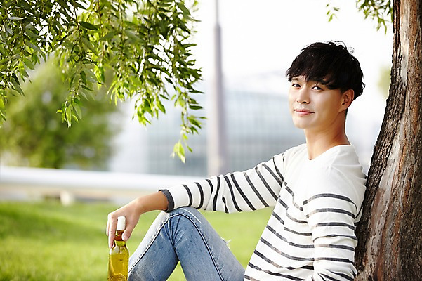 포토 JPG 주간 나무 공원 남자 휴식 서울 한명 잔디 성인 야외 옆모습 30대 한국인 반포대교 음료수병 한강공원 남자만 남자한명만 성인남자만 국내포토 자연요소 식물 1 공공시설 뷰포인트 컨셉 한국 사람 동양인 장년 다리_건축물 한강 병_담는 성인만 파일형식