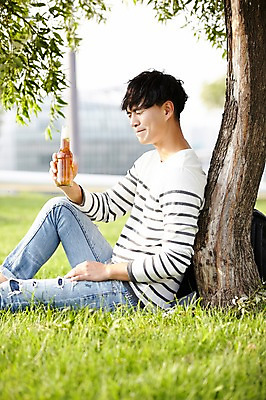 포토 JPG 주간 나무 공원 남자 휴식 서울 한명 잔디 성인 야외 옆모습 30대 눈감음 한국인 반포대교 음료수병 한강공원 남자만 남자한명만 성인남자만 국내포토 자연요소 식물 1 공공시설 뷰포인트 컨셉 모션 한국 사람 동양인 장년 다리_건축물 한강 병_담는 성인만 파일형식