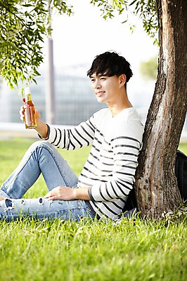 포토 JPG 주간 나무 공원 남자 휴식 서울 한명 잔디 성인 야외 옆모습 30대 한국인 반포대교 음료수병 한강공원 남자만 남자한명만 성인남자만 국내포토 자연요소 식물 1 공공시설 뷰포인트 컨셉 한국 사람 동양인 장년 다리_건축물 한강 병_담는 성인만 파일형식