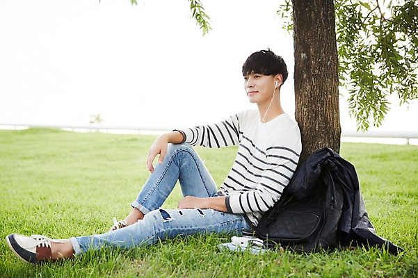 포토 JPG 주간 전신 나무 공원 남자 이어폰 휴식 서울 한명 앉기 잔디 성인 야외 옆모습 30대 음악감상 한국인 반포대교 한강공원 남자만 남자한명만 성인남자만 국내포토 자연요소 식물 1 공공시설 뷰포인트 음향기기 컨셉 모션 한국 사람 동양인 장년 감상 다리_건축물 한강 성인만 파일형식