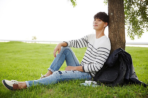 포토 JPG 주간 전신 나무 공원 남자 이어폰 휴식 서울 한명 앉기 잔디 성인 야외 옆모습 30대 음악감상 한국인 반포대교 한강공원 남자만 남자한명만 성인남자만 국내포토 자연요소 식물 1 공공시설 뷰포인트 음향기기 컨셉 모션 한국 사람 동양인 장년 감상 다리_건축물 한강 성인만 파일형식