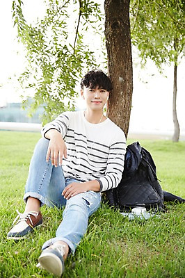 포토 JPG 주간 전신 나무 공원 남자 이어폰 휴식 서울 한명 앉기 잔디 성인 야외 30대 음악감상 한국인 반포대교 한강공원 남자만 남자한명만 성인남자만 국내포토 자연요소 식물 1 공공시설 음향기기 컨셉 모션 한국 사람 동양인 장년 감상 다리_건축물 한강 성인만 파일형식