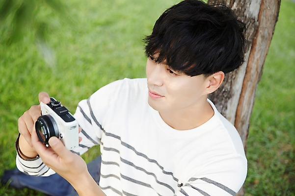 포토 JPG 주간 나무 공원 남자 휴식 서울 한명 잔디 성인 취미 야외 30대 카메라 한국인 반포대교 한강공원 남자만 남자한명만 성인남자만 국내포토 자연요소 식물 1 공공시설 컨셉 한국 사람 동양인 장년 전자제품 다리_건축물 한강 성인만 파일형식