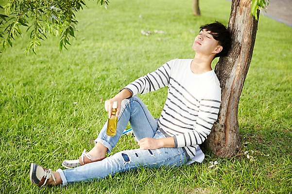 포토 JPG 주간 전신 나무 공원 남자 휴식 서울 한명 앉기 잔디 성인 야외 옆모습 30대 눈감음 한국인 반포대교 음료수병 한강공원 남자만 남자한명만 성인남자만 국내포토 자연요소 식물 1 공공시설 뷰포인트 컨셉 모션 한국 사람 동양인 장년 다리_건축물 한강 병_담는 성인만 파일형식