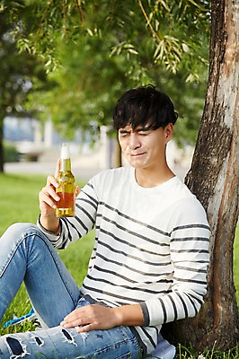 포토 JPG 주간 나무 공원 남자 휴식 서울 한명 잔디 성인 야외 30대 한국인 반포대교 음료수병 한강공원 남자만 남자한명만 성인남자만 국내포토 자연요소 식물 1 공공시설 컨셉 한국 사람 동양인 장년 다리_건축물 한강 병_담는 성인만 파일형식