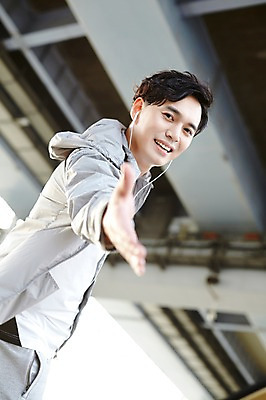 포토 JPG 주간 남자 이어폰 서울 한명 성인 야외 30대 운동 건강관리 한국인 손내밀기 한강 반포대교 한강공원 남자만 남자한명만 성인남자만 국내포토 자연요소 1 공원 음향기기 한국 건강 관리 사람 동양인 손짓 장년 다리_건축물 랜드마크 성인만 파일형식