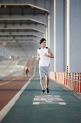 포토 JPG 주간 남자 서울 한명 성인 야외 30대 조깅 운동 건강관리 한국인 한강 반포대교 한강공원 남자만 남자한명만 성인남자만 국내포토 자연요소 1 공원 한국 건강 관리 사람 동양인 장년 다리_건축물 랜드마크 성인만 파일형식