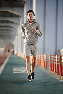 포토 JPG 주간 전신 남자 서울 한명 성인 야외 30대 조깅 운동 건강관리 한국인 한강 반포대교 한강공원 남자만 남자한명만 성인남자만 국내포토 자연요소 1 공원 한국 건강 관리 사람 동양인 장년 다리_건축물 랜드마크 성인만 파일형식