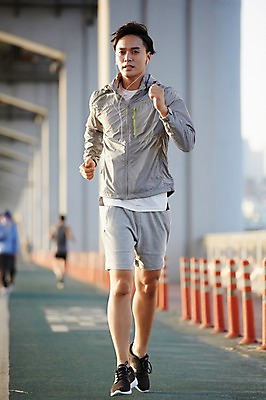 포토 JPG 주간 전신 남자 서울 한명 성인 야외 30대 조깅 운동 건강관리 한국인 한강 반포대교 한강공원 남자만 남자한명만 성인남자만 국내포토 자연요소 1 공원 한국 건강 관리 사람 동양인 장년 다리_건축물 랜드마크 성인만 파일형식